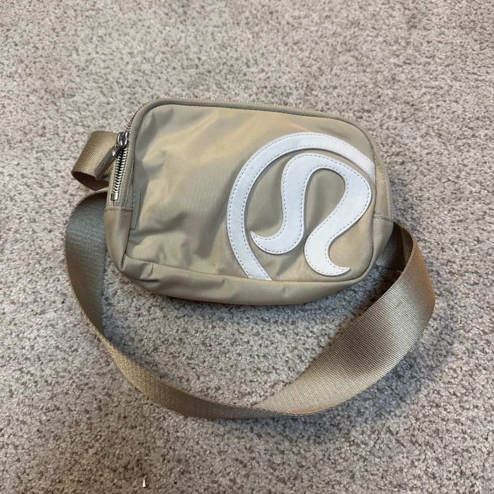 Lululemon Everywhere crossbody bag